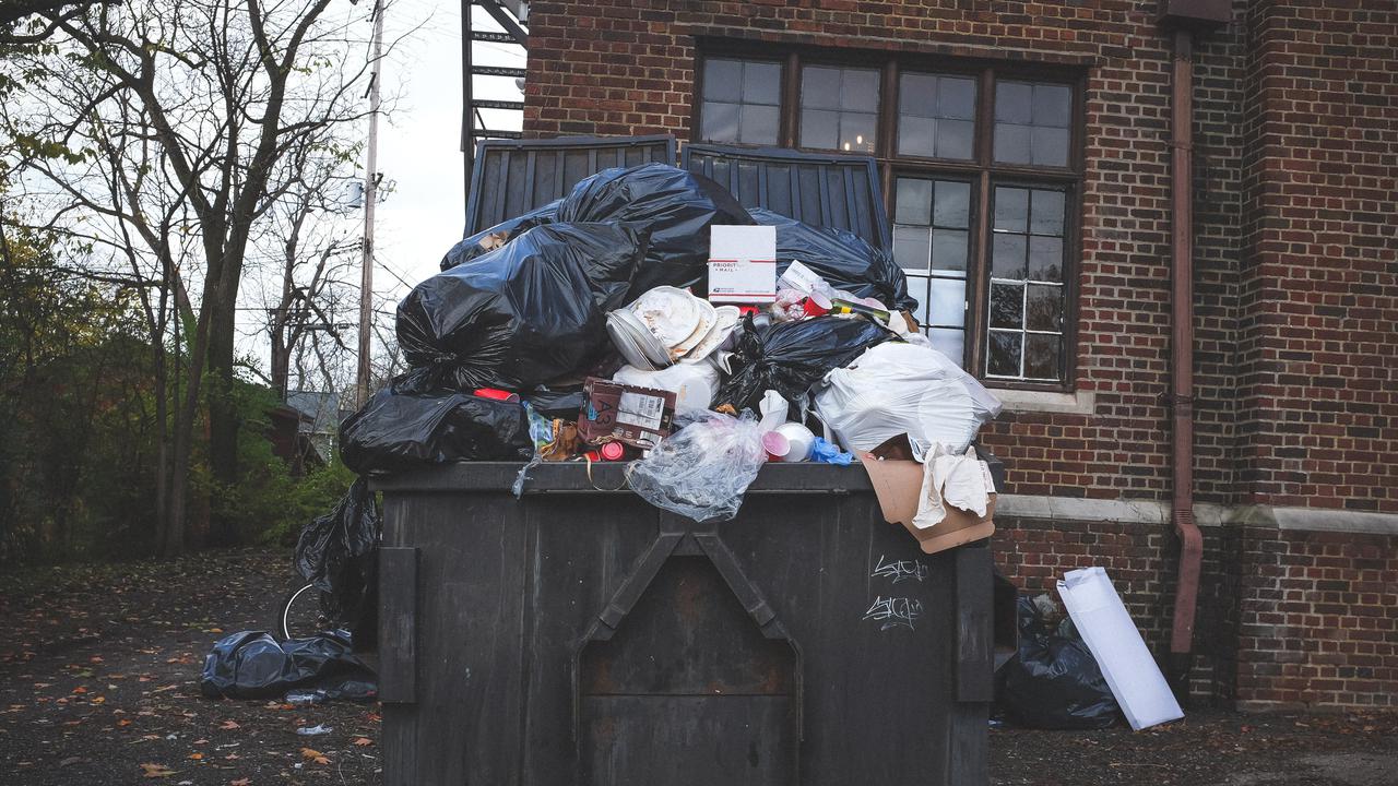 Pasangan Lansia Korea Selatan Timbun 150 Ton Sampah di Rumah, Alasannya Demi Anak