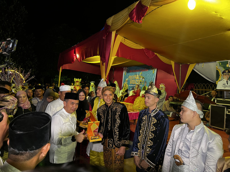 Ketua DPRD Hadiri Festival Budaya Pagarakan Pengantin Sahur Di Pulau Palas