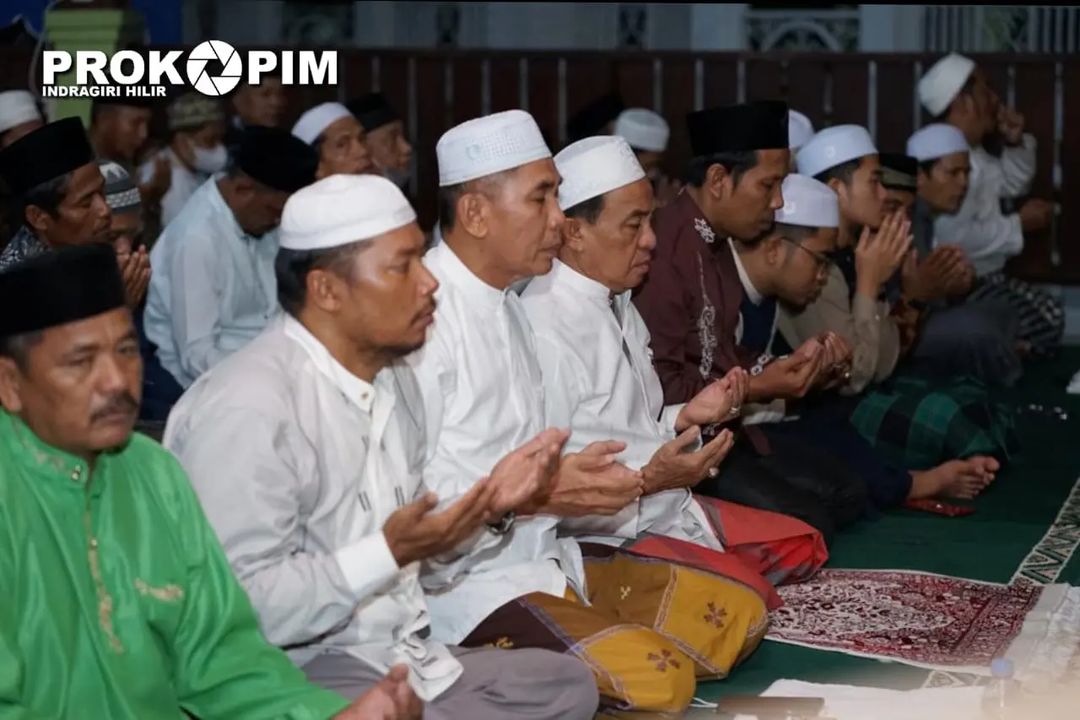 Kades se-Kecamatan Keritang Shalat Tarawih Berjamaah Bersama Bupati HM Wardan MP