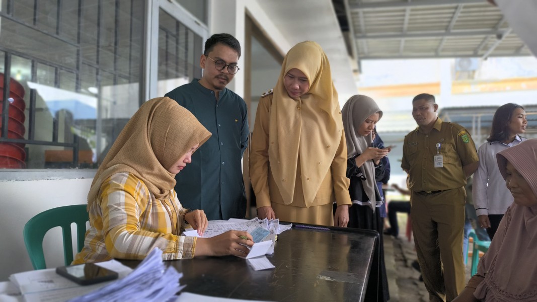 GALERI FOTO: Wakil Bupati Inhil Tinjau Operasi Pasar Murah dan Pelayanan Kependudukan