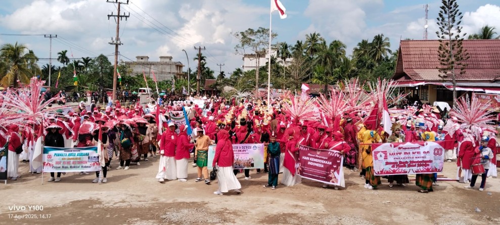 Pawai Karnaval HUT RI ke-80 Tahun 2025 di Kecamatan Reteh Berlangsung Meriah