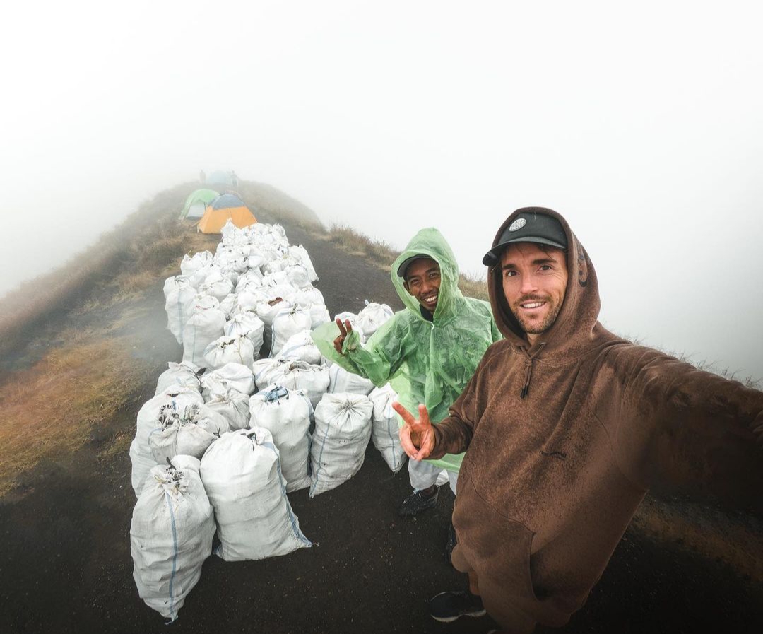 Viral Turis Prancis Angkut 1,6 Ton Sampah dari Gunung Rinjani dalam 3 Hari