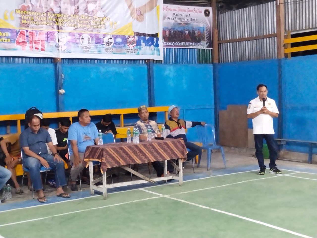 Ketua PBSI Inhil, Dr H Ferryandi Buka Langsung Turnamen Badminton di Pengalihan Enok