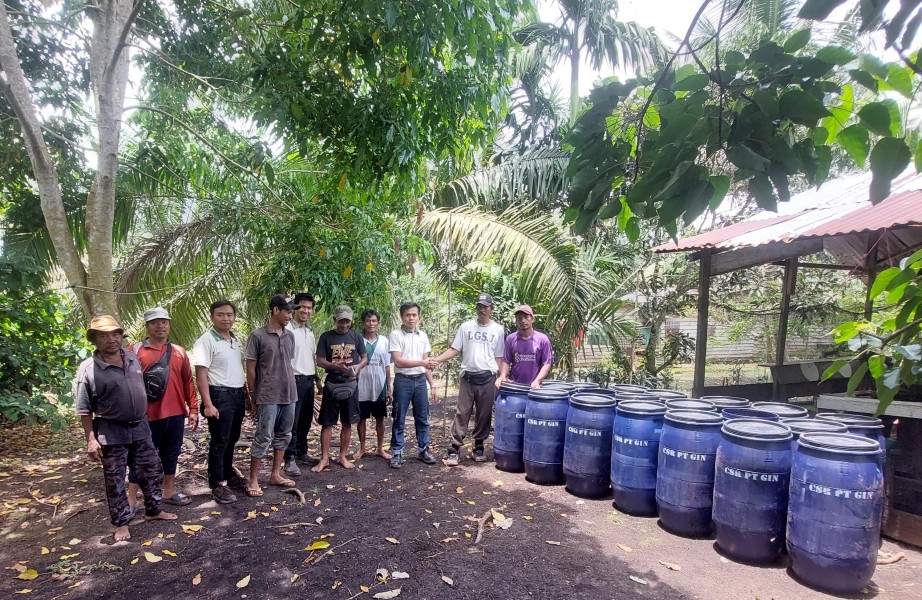 PT GIN Serahkan Bantuan 21 Buah Drum untuk Kelompok Tani di Desa Tanjung Simpang