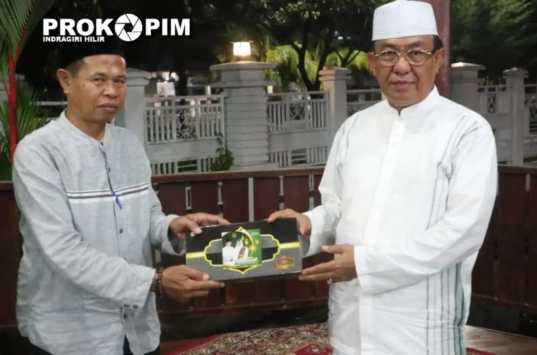 Bupati HM Wardan MP Shalat Tarawih Berjamaah Bersama Masyarakat Kec. Kemuning dan Bahas Pembangunan Desa