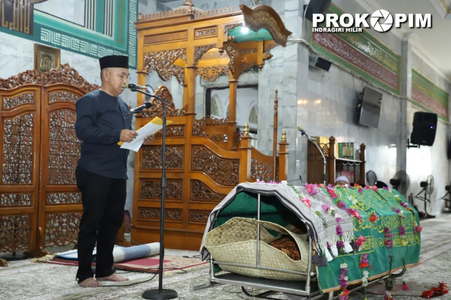 Turut Berbelasungkawa, Pj Bupati Herman Ikut Menyolatkan Mantan Bupati Inhil H. Indra Muchlis Adnan