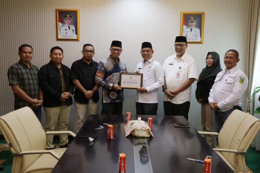 Bupati Inhil Herman Terima Pengembalian Dana Hibah Silva Penyelenggaraan Pemilu Tahun 2024 Senilai 7,2 Milyar Rupiah