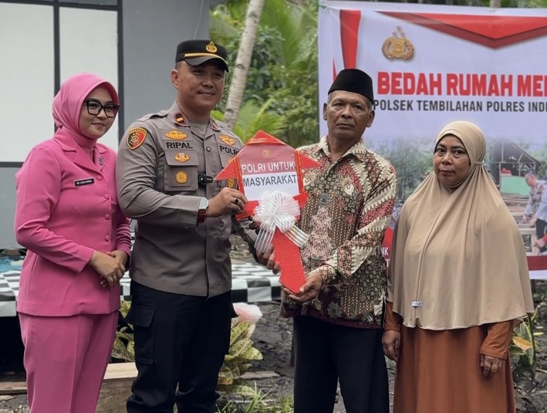 Kapolsek Tembilahan Serahkan Kunci Rumah Baru untuk Jumadi di HUT ke-80 RI