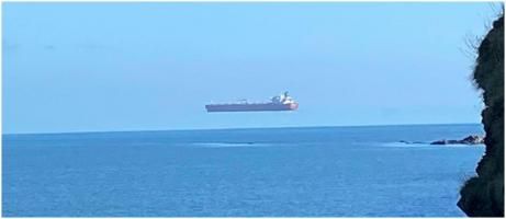 Viral Foto Kapal Melayang di Laut, Bukan Editan!