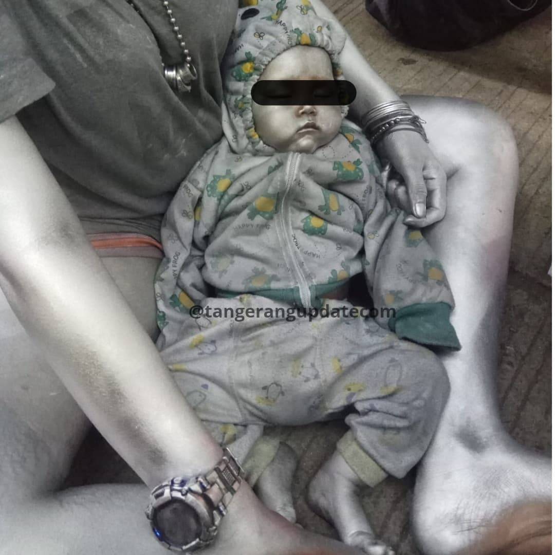Netizen Kutuk Ortu Bayi 10 Bulan Dicat Silver untuk Ngemis